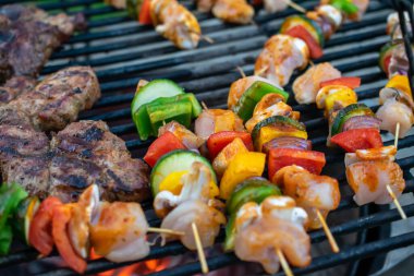 Tel askıda ızgara yapılmış şişler.