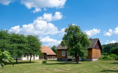 Güneşli bir günü olan eski kır evi.