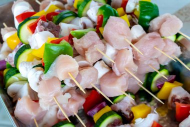 Et ve sebze şişleri ızgara için hazır.