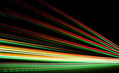 Gece lambaları. Geceleri hareket halindeki arabaların ışıkları. Uzun pozlama kırmızı, mavi, yeşil, turuncu.