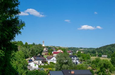 Tepeli ve bulutlu kırsal manzaralar