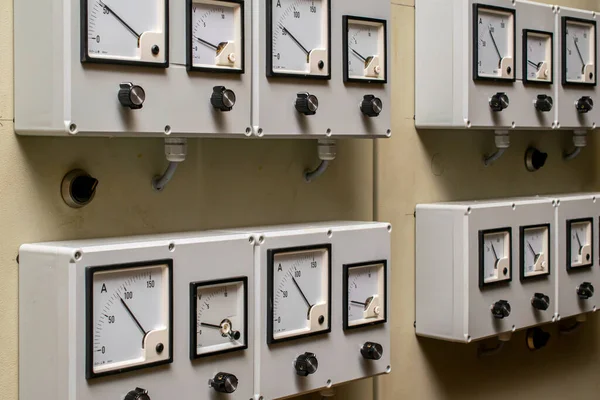 Kontrol kabinesindeki amper ve voltmetreleri işaretle