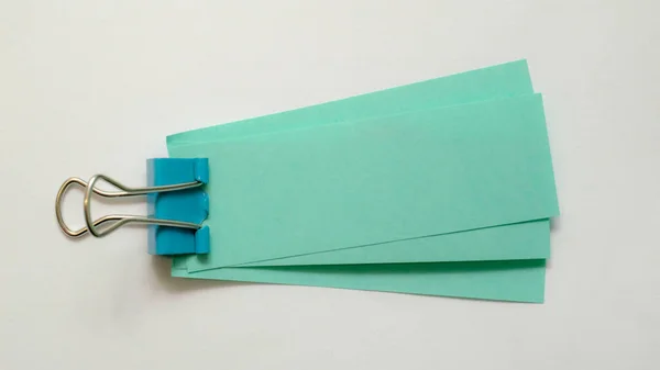 Blanco Briefje Vastgepind Aan Een Prikbord Met Een Paperclip — Stockfoto