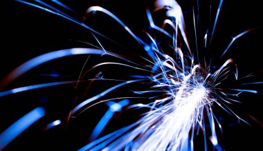 Karanlıkta kıvılcımlar saçar. Işık çizgileri.