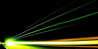 Gece arabaların ışıkları. uzun pozlama.