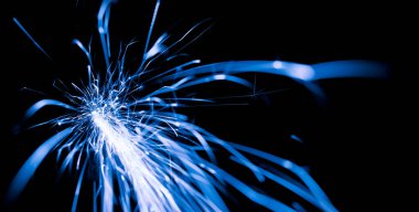 Karanlıkta kıvılcımlar saçar. Işık çizgileri.