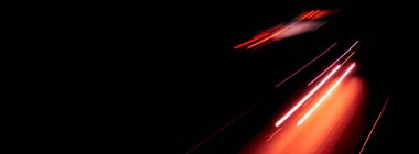 Gece arabaların ışıkları. uzun pozlama