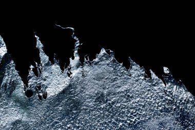 Siyah arka planda sıkışmış metal levhanın kenarı