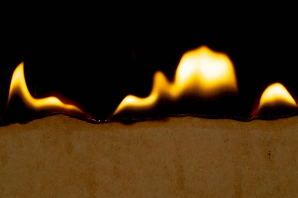 在木板边缘的火焰 — 图库照片