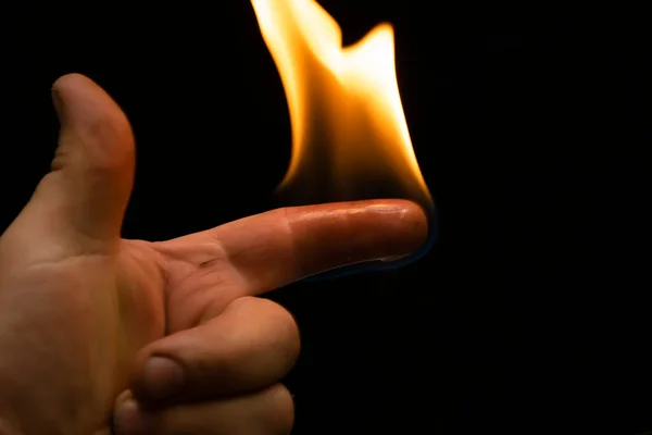 Vlam Een Vinger Een Zwarte Achtergrond — Stockfoto