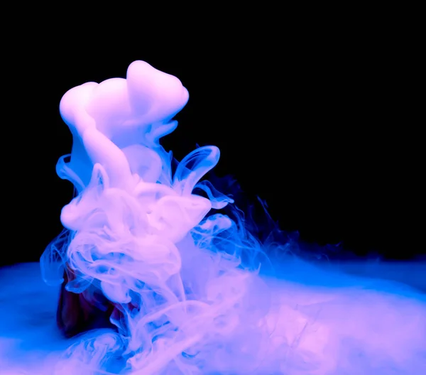 Sűrű Kék Füst Puffanása Fekete Háttér Előtt — Stock Fotó