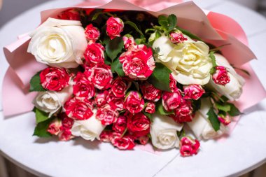 Çiçek açan güzel güller, yakın plan.