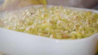 Peynirli makarna, peynirli makarna. Fırından yeni çıktı.