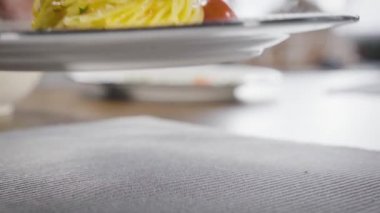 Spagetti bolonez domuz eti ya da kıymalı domates soslu spagetti İtalyan yemeği tarzı.