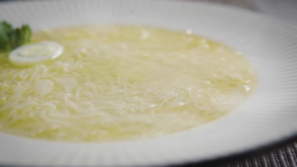 冬にはスプーンで屋内でスクランブル麺で調理されたおいしいスープ — ストック動画
