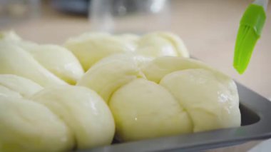 Annem yemek pişirir, hamuru un ile hazırlar, annemin elleri kapalı. Üst sınıflar mutfağında kurabiye pişiriyor..