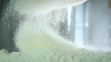Pasta hamuru yapmak, daha havadar olsun diye unu elemek. Süper yavaş çekim
