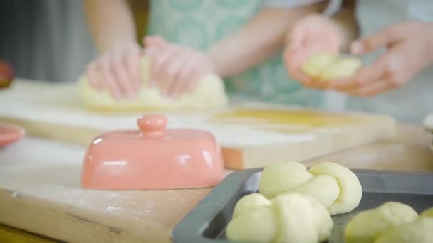 Mãe Cozinha Prepara Massa Farinha Mãos Mãe Fecham Mulheres Sênior — Vídeo de Stock