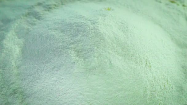 卵を小麦粉の在庫に落とす動きが遅い 映像食品 卵は小麦粉に落ち ゆっくりと動きます 小麦粉の中にヨークの滝 食品ブログ 小麦粉製品 ベーカリー製品 生地の準備 — ストック動画
