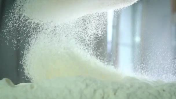 ケーキの打者を作る それをより風通しの良いように小麦粉をふるい 超スローモーション — ストック動画
