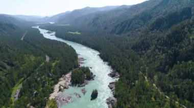 Turkuaz Rapids 'de kürek çekmek. Whitewater Rafting Takımları Raging Rapids 'ten iniyor. Dalgalı suda beyaz su raftingi. Dağlardan akan Dağ Nehri. Helikopterden video çekimi
