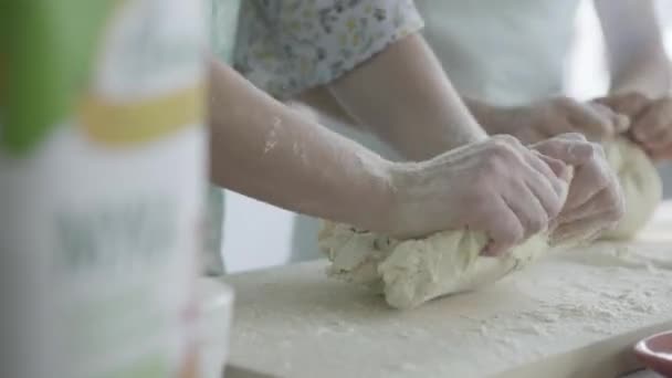 Mãe Cozinha Prepara Massa Farinha Mãos Mãe Fecham Mulheres Sênior — Vídeo de Stock
