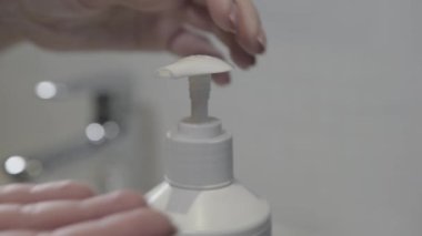 COVID-19. El yıkama, el yıkama ya da sabunla ellerini sterilize etme önlem olarak Corona Virüsü 'ne karşı. 4K. 