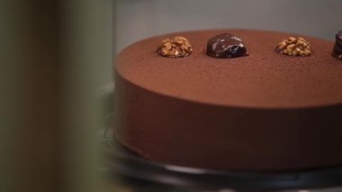 Fırının vitrininde çeşitli pastalar var. Vitrindeki orijinal pastalar.. 