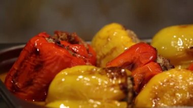 Geleneksel Avrupa mutfağı. Doldurulmuş biber, bulgur ve sebze. Düz yatıyordu