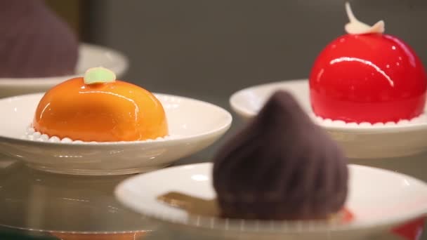 Tortenvielfalt Der Vitrine Einer Bäckerei Originelle Kuchen Der Vitrine — Stockvideo