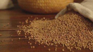 Karabuğday ekonomi torbasında. Bir yığın pişmemiş karabuğday. Sağlıklı organik gıda ve diyet kavramı. Makro çekim.