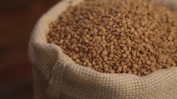 荞麦在生态袋中 一堆未煮熟的荞麦 健康有机食品和饮食的概念 宏观射门 — 图库视频影像