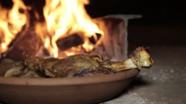 Fırında et yanıyordu. İspanyol mutfağı. İçinde yemek pişirmek için yanan bir ateş olan geleneksel bir fırın. Yemek kızartmadır. Et, geleneksel bir fırında, ateşte kızartılmış. Geleneksel İspanyolca yemek. 