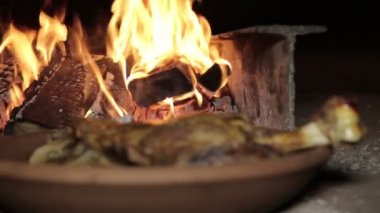 Fırında et yanıyordu. İspanyol mutfağı. İçinde yemek pişirmek için yanan bir ateş olan geleneksel bir fırın. Yemek kızartmadır. Et, geleneksel bir fırında, ateşte kızartılmış. Geleneksel İspanyolca yemek. 