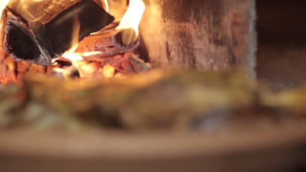 烤箱里的肉着火了 西班牙菜一种传统的烤箱 里面有燃烧的火用于烹调 吃东西是在煎 肉在传统的烤箱里与火一起烤 传统西班牙菜 — 图库视频影像