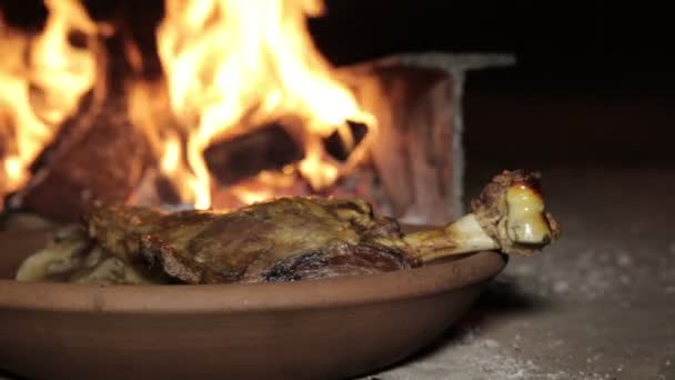 烤箱里的肉着火了 西班牙菜一种传统的烤箱 里面有燃烧的火用于烹调 吃东西是在煎 肉在传统的烤箱里与火一起烤 传统西班牙菜 — 图库视频影像