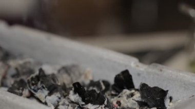 İspanyol mutfağı. Kömürlü İspanyol eti. Yemek restoranı, bir restoranda yapılan İspanyol yemeği. Et tabakları servis masasında. İspanyol eti yanıyor.