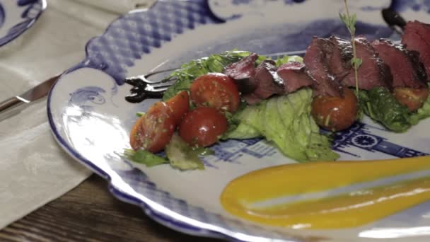 Spanyol Konyha Közelkép Egy Finom Ételről Amely Hús Zöldségszeleteket Tartalmaz — Stock videók