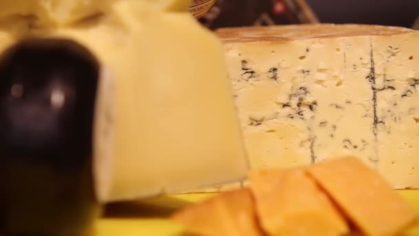 イタリアチーズ乳製品 Scamorza Caciocavallo モッツァレラチーズと他のイタリアチーズ 準備モッツァレラ — ストック動画