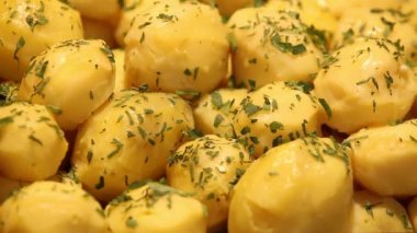 Yemek hazır. Fast food. Büyük mağazada tezgahın üzerinde. Kızarmış ya da ızgarada süpermarkette satılıyor. Kızarmış bacak, but, fileto, patates, ızgara sebze. Yakın plan.. 