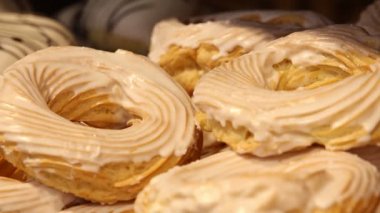 Fırının vitrininde çeşitli pastalar var. Vitrindeki orijinal pastalar.. 