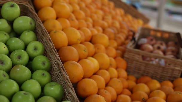 Szupermarketben Szupermarketben Vagy Piacon Polcon Lévő Különféle Érett Gyümölcsök Nyomon Videóklipek