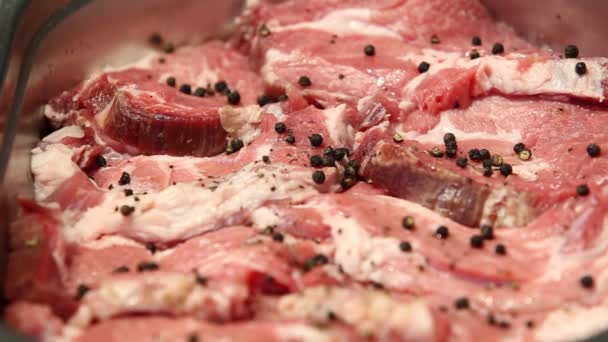 쇠고기 주에서는 양념을 요리할 준비가 슈퍼마켓에서 수있다 클로즈업 — 비디오
