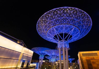 Al Ain 'de bulunan ikonik metalik mantarlar, yapay mavi suların adası, Dubai' de bulunan ünlü Dubai gözünün yanında, BAE. 