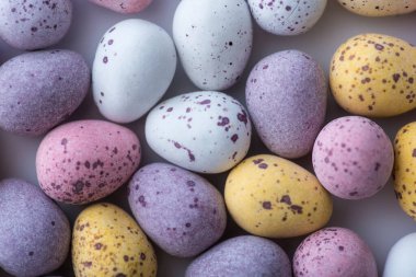 Renkli mini Paskalya yumurtaları