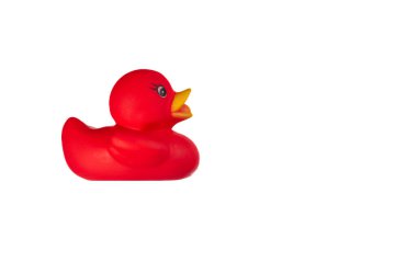 Beyaz arka planda izole edilmiş parlak kırmızı plastik oyuncak ördek.