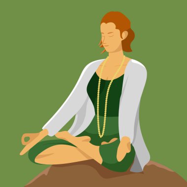 Yeşil arka planı olan bir kayanın üzerinde meditasyon yapan kadın..