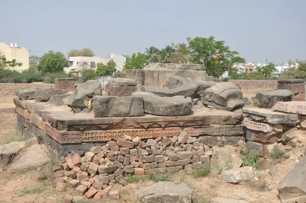 Antik Hint heykelleri ve Hindistan 'da yapılmış. 10. yüzyıldaki sanat eserleri tapınaklar tarihi insanlar, antik yaşam.