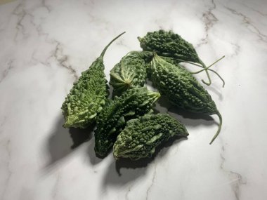 Acı kavun, acı kabak karo arka planda izole. Yeşil Sebzeler