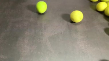 Olgun sarı limon yiyecekler, sağlıklı beslenme ve vejetaryen konsepti - masada turunçgil meyveleri yakın çekim.